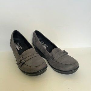 Sketchers Casual walking shoes with integrated heel.